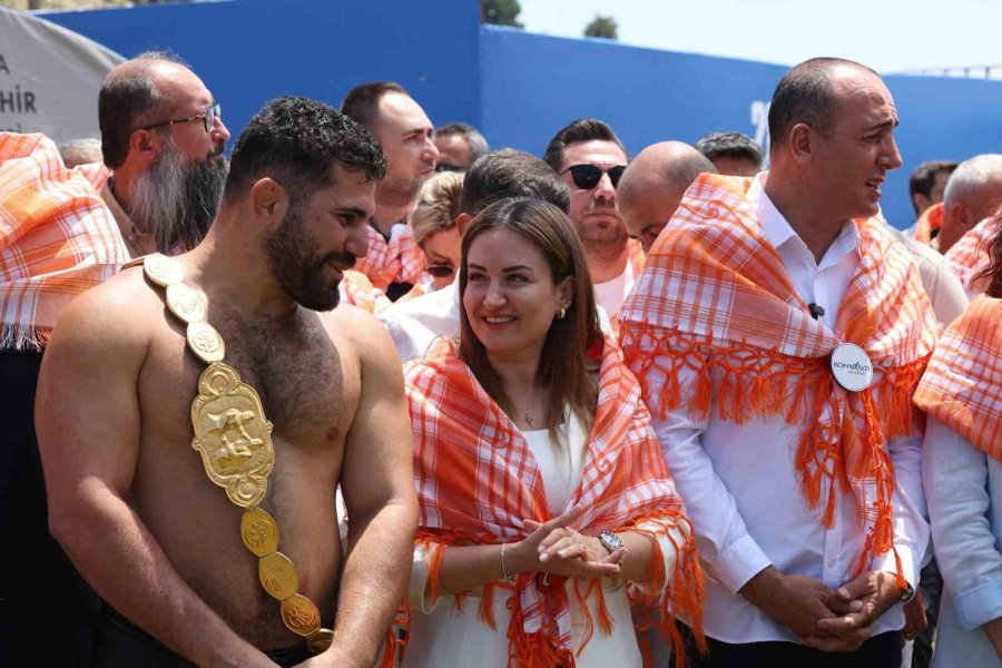 Feslikan Yağlı Pehlivan Güreşleri’ni Başpehlivan Erkan Taş Kazandı