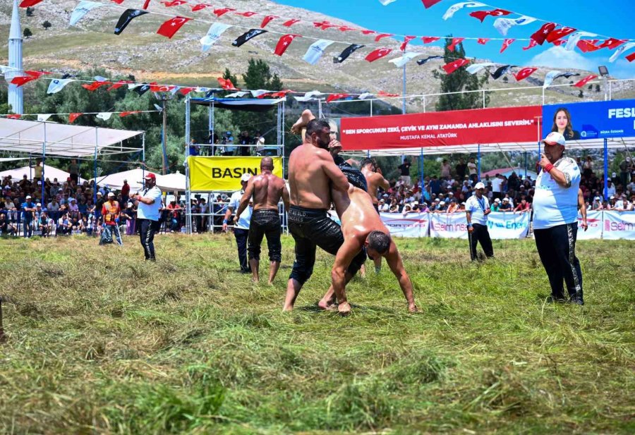 Feslikan Yağlı Pehlivan Güreşleri’ni Başpehlivan Erkan Taş Kazandı