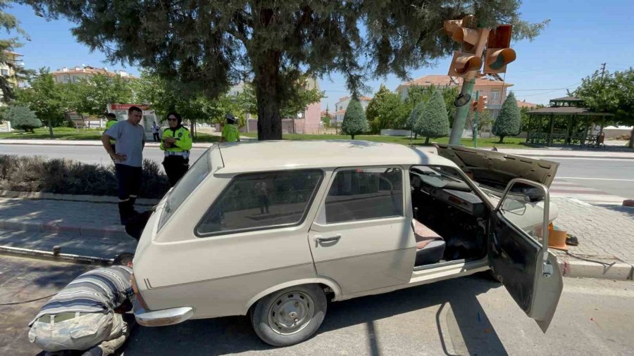 Karaman’da Otomobil Trafik Lambasına Çarptı: 1 Yaralı
