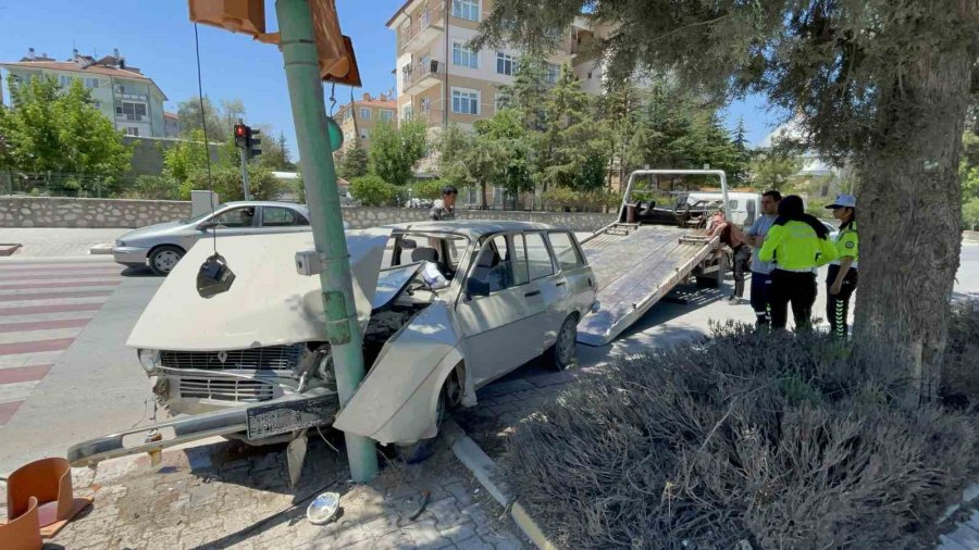 Karaman’da Otomobil Trafik Lambasına Çarptı: 1 Yaralı
