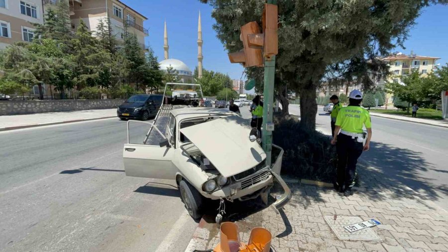 Karaman’da Otomobil Trafik Lambasına Çarptı: 1 Yaralı