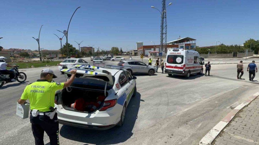 Karaman’da Otomobille Çarpışan Motosikletin Sürücüsü Yaralandı