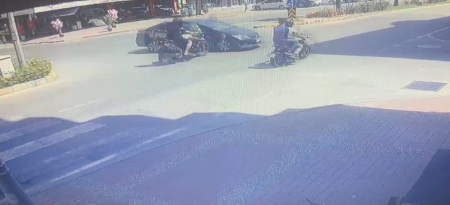 Otomobil İle Çarpışan Motosikletli Metrelerce Havaya Savruldu