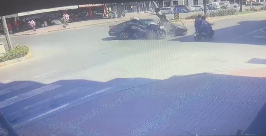 Otomobil İle Çarpışan Motosikletli Metrelerce Havaya Savruldu