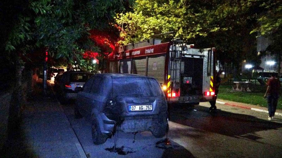 Park Halindeki Araç Alev Alev Yandı, Vatandaşlar Su Şişesi İle Söndürmeye Çalıştı