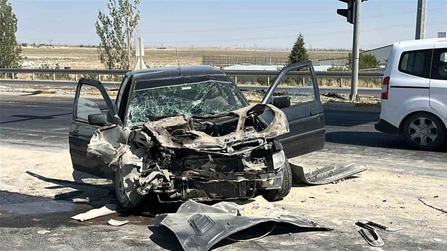 Aksaray’da Otomobil Vince Arkadan Çarptı: 3 Yaralı