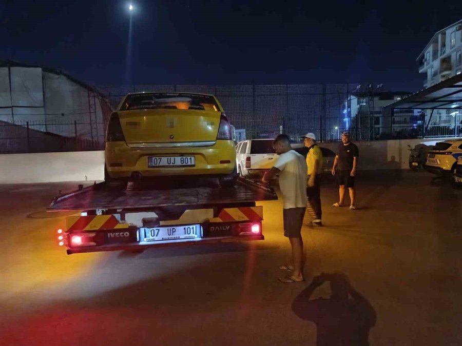 Trafik Kavgasında Ticari Taksi Sürücüsünün Yumruk Attığı Yaşlı Adam Yere Düştü