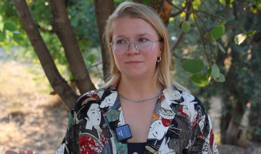 Rus Kadın 4 Ay Önce Kaybolan Köpeğini 4 İlçede Arıyor, Binlerce Afiş Bastırıp Her Yere Asıyor