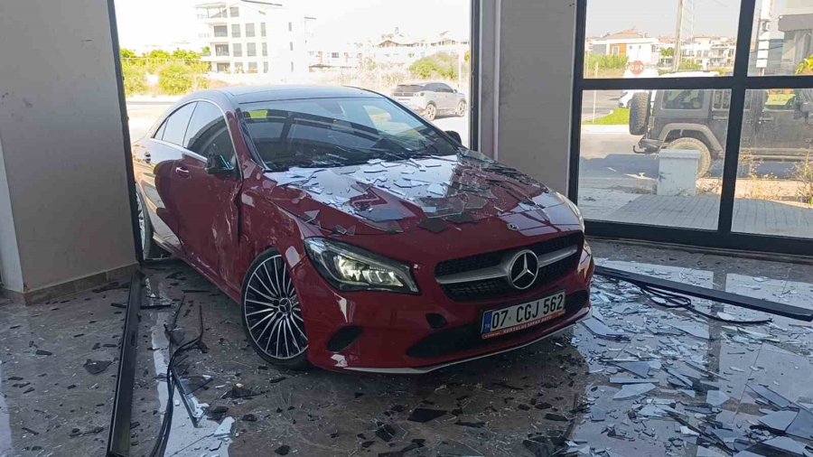 Çarpışan Otomobiller Hızını Alamayıp İki Ayrı Kapıdan İş Yerine Girdi O Anlar Güvenlik Kamerasına Yansıdı