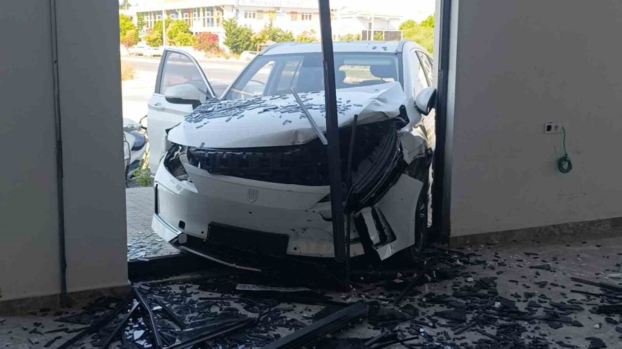 Çarpışan Otomobiller Hızını Alamayıp İki Ayrı Kapıdan İş Yerine Girdi O Anlar Güvenlik Kamerasına Yansıdı