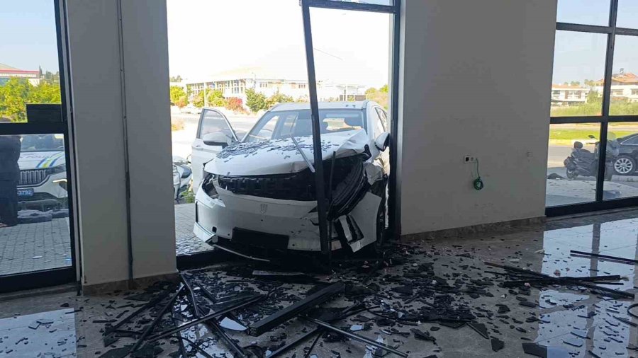 Çarpışan Otomobiller Hızını Alamayıp İki Ayrı Kapıdan İş Yerine Girdi O Anlar Güvenlik Kamerasına Yansıdı