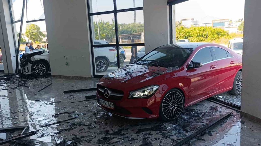 Çarpışan Otomobiller Hızını Alamayıp İki Ayrı Kapıdan İş Yerine Girdi O Anlar Güvenlik Kamerasına Yansıdı