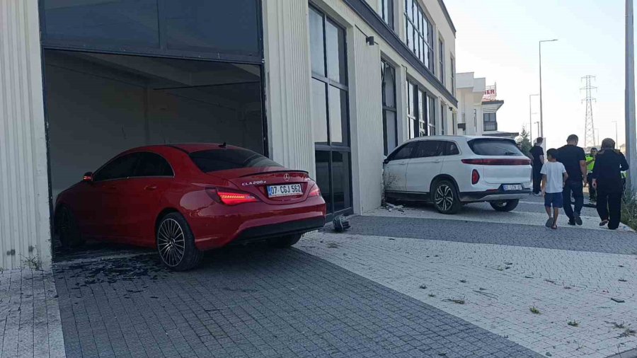 Çarpışan Otomobiller Hızını Alamayıp İki Ayrı Kapıdan İş Yerine Girdi O Anlar Güvenlik Kamerasına Yansıdı