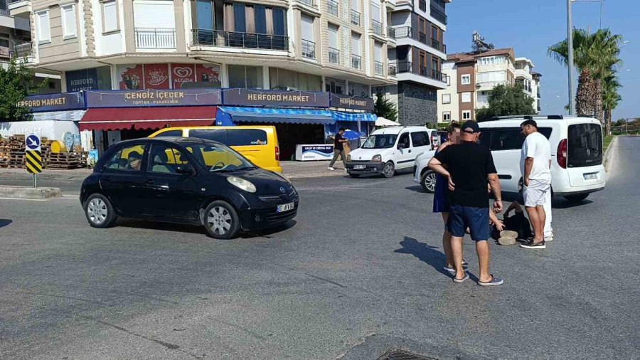 Otomobil Motosiklete Çarptı, Otomobildeki Yolcu Yaralıyı Bırakıp Gazeteciyle Uğraştı