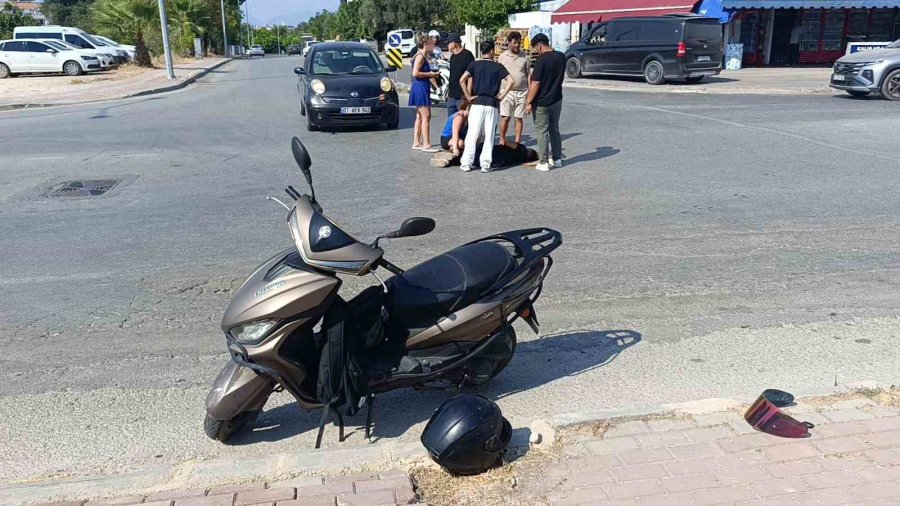 Otomobil Motosiklete Çarptı, Otomobildeki Yolcu Yaralıyı Bırakıp Gazeteciyle Uğraştı