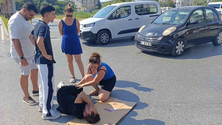 Otomobil Motosiklete Çarptı, Otomobildeki Yolcu Yaralıyı Bırakıp Gazeteciyle Uğraştı