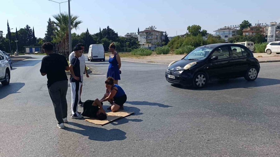 Otomobil Motosiklete Çarptı, Otomobildeki Yolcu Yaralıyı Bırakıp Gazeteciyle Uğraştı