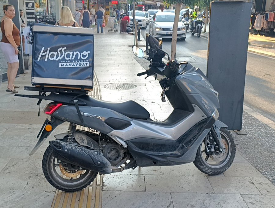 Sürüklenen Motosiklet Yayaların Arasına Daldı: 3 Yaralı