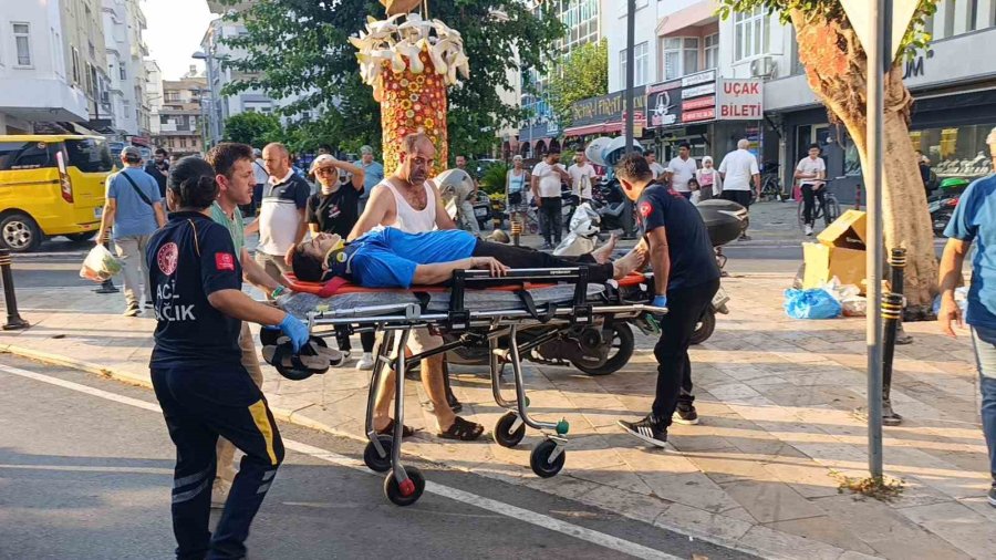 Sürüklenen Motosiklet Yayaların Arasına Daldı: 3 Yaralı