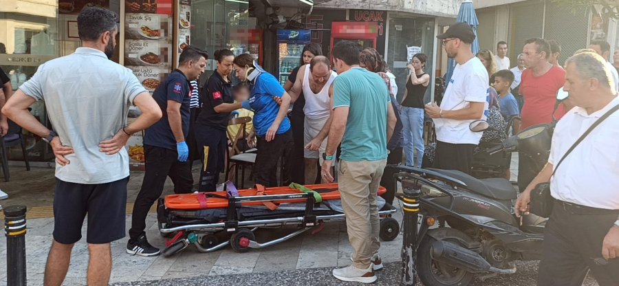 Sürüklenen Motosiklet Yayaların Arasına Daldı: 3 Yaralı