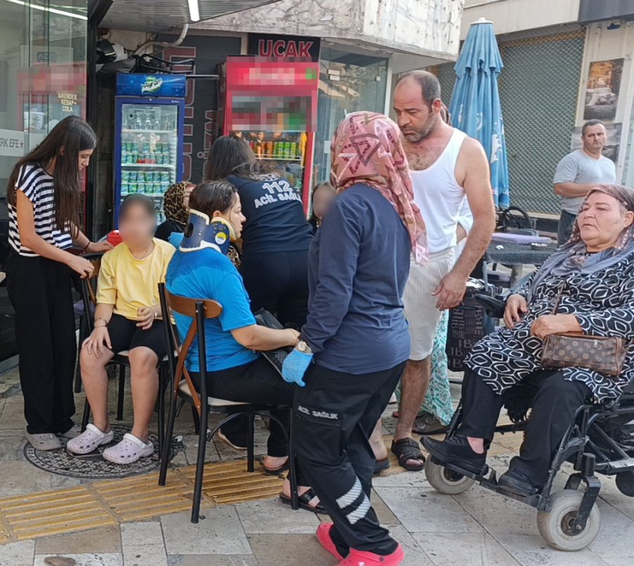 Sürüklenen Motosiklet Yayaların Arasına Daldı: 3 Yaralı
