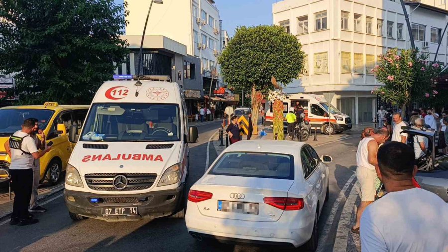 Sürüklenen Motosiklet Yayaların Arasına Daldı: 3 Yaralı