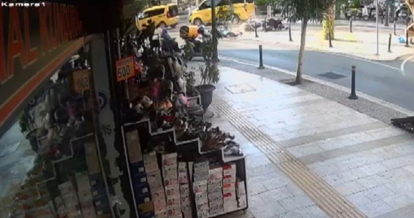 Sürüklenen Motosiklet Yayaların Arasına Daldı: 3 Yaralı
