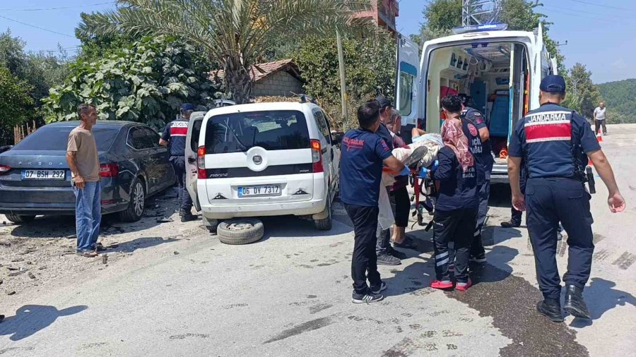 Otomobil İle Hafif Ticari Araç Kafa Kafaya Çarpıştı: 1 Yaralı