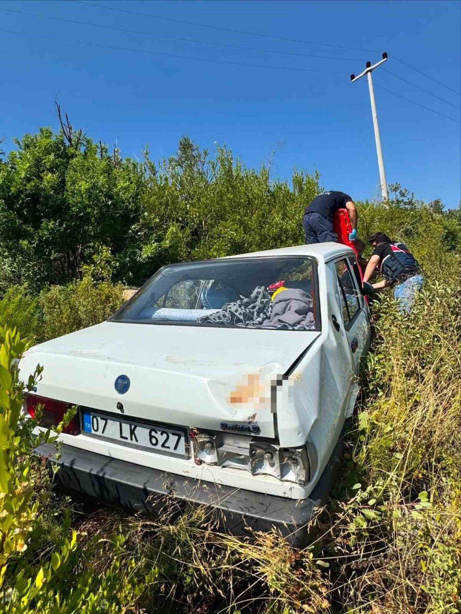 5 Metreden Şarampole Yuvarlanan Otomobildeki 2 Kişi Yaralandı
