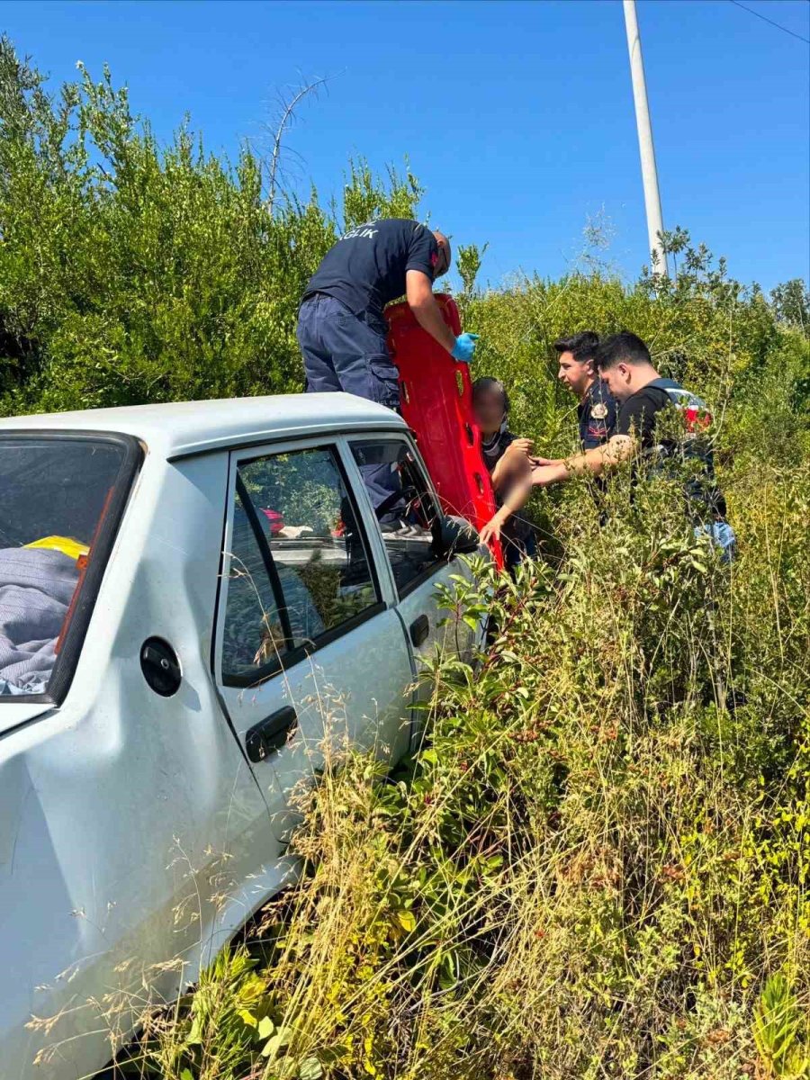 5 Metreden Şarampole Yuvarlanan Otomobildeki 2 Kişi Yaralandı