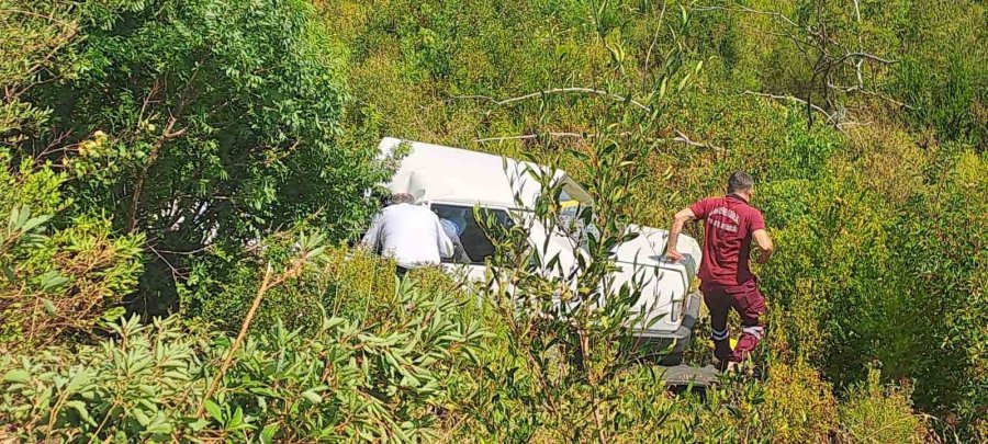 5 Metreden Şarampole Yuvarlanan Otomobildeki 2 Kişi Yaralandı