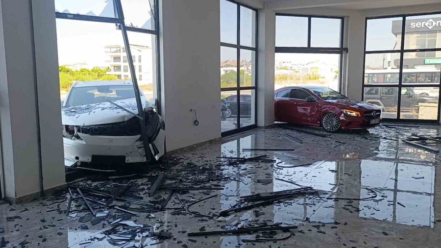 Çarpışan Otomobiller Hızını Alamayıp İki Ayrı Kapıdan İş Yerine Girdi O Anlar Güvenlik Kamerasına Yansıdı