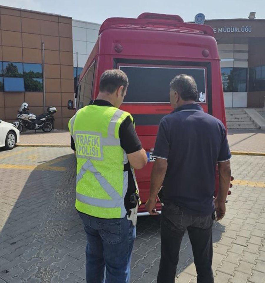 Mersin’de Çevreyolunda Yolcu İndiren Minibüs Sürücüsüne Ceza