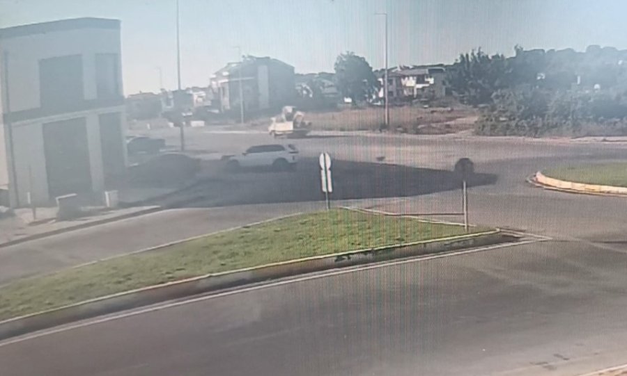 Çarpışan Otomobiller Hızını Alamayıp İki Ayrı Kapıdan İş Yerine Girdi O Anlar Güvenlik Kamerasına Yansıdı