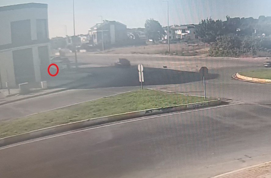 Çarpışan Otomobiller Hızını Alamayıp İki Ayrı Kapıdan İş Yerine Girdi O Anlar Güvenlik Kamerasına Yansıdı