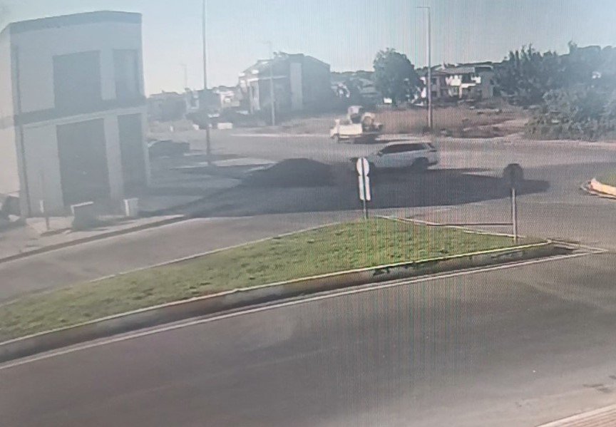 Çarpışan Otomobiller Hızını Alamayıp İki Ayrı Kapıdan İş Yerine Girdi O Anlar Güvenlik Kamerasına Yansıdı