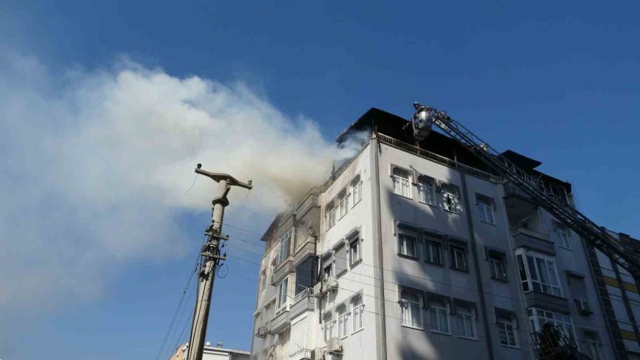 Antalya’da 5 Katlı Binanın Terasındaki Yangında Can Pazarı