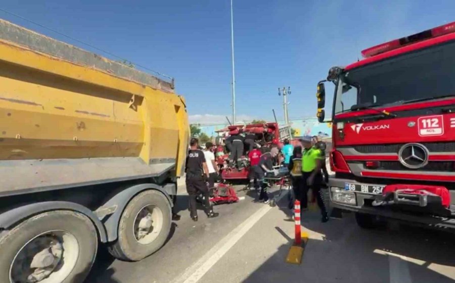 Aksaray’da Kamyona Çarpan Kamyonette Can Pazarı Kamerada: 2 Yaralı