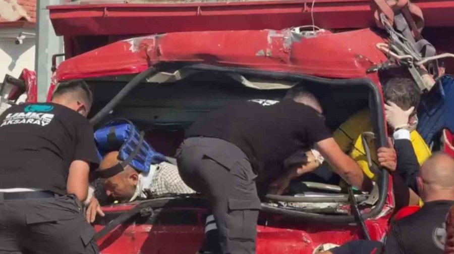 Aksaray’da Kamyona Çarpan Kamyonette Can Pazarı Kamerada: 2 Yaralı