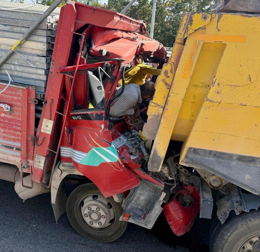 Aksaray’da Kamyona Çarpan Kamyonette Can Pazarı Kamerada: 2 Yaralı