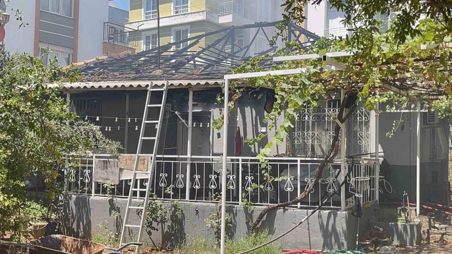 Yaşlı Çift Alevlerin Sardığı Evden Komşuların Uyarısıyla Çıktı
