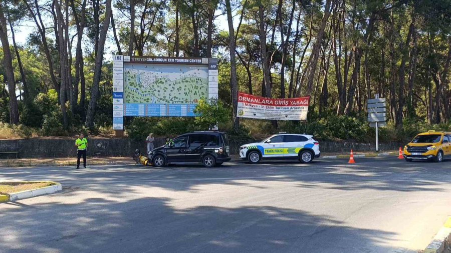 Hafif Ticari Araç Motorlu Bisiklete Çarptı: 1 Yaralı