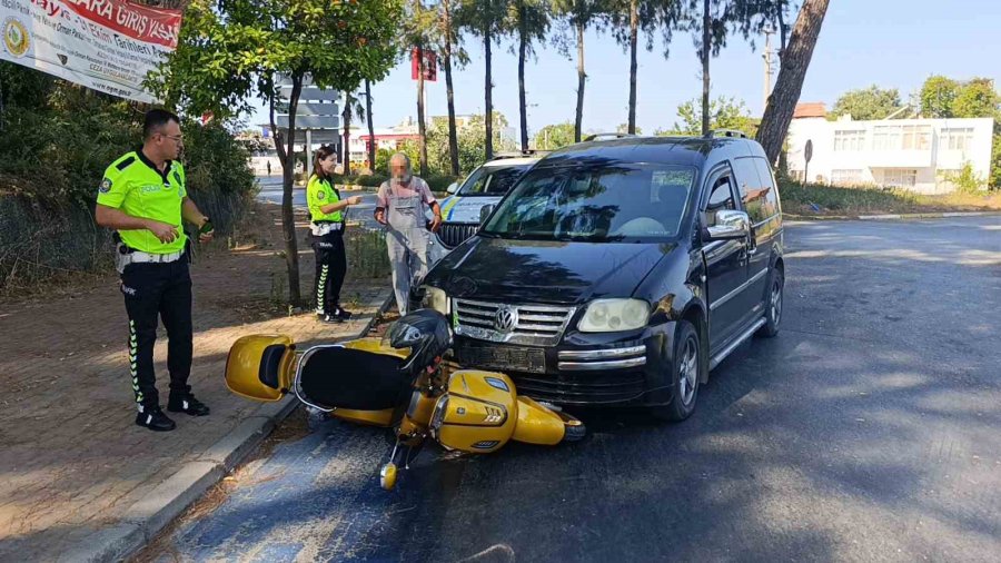Hafif Ticari Araç Motorlu Bisiklete Çarptı: 1 Yaralı