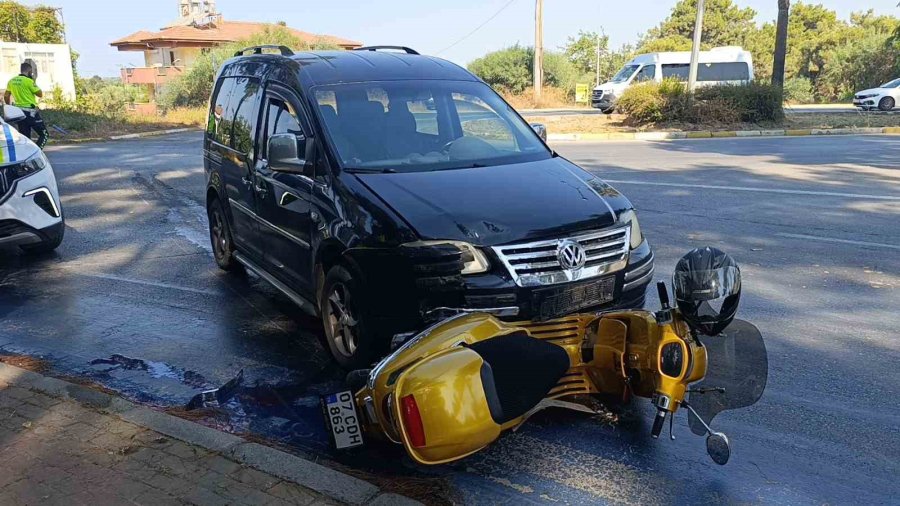 Hafif Ticari Araç Motorlu Bisiklete Çarptı: 1 Yaralı