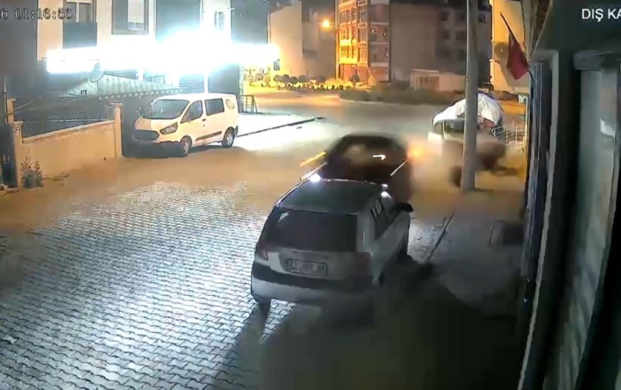 Kontrolden Çıkan Otomobil Araçlara Ve İş Yerine Zarar Verdi