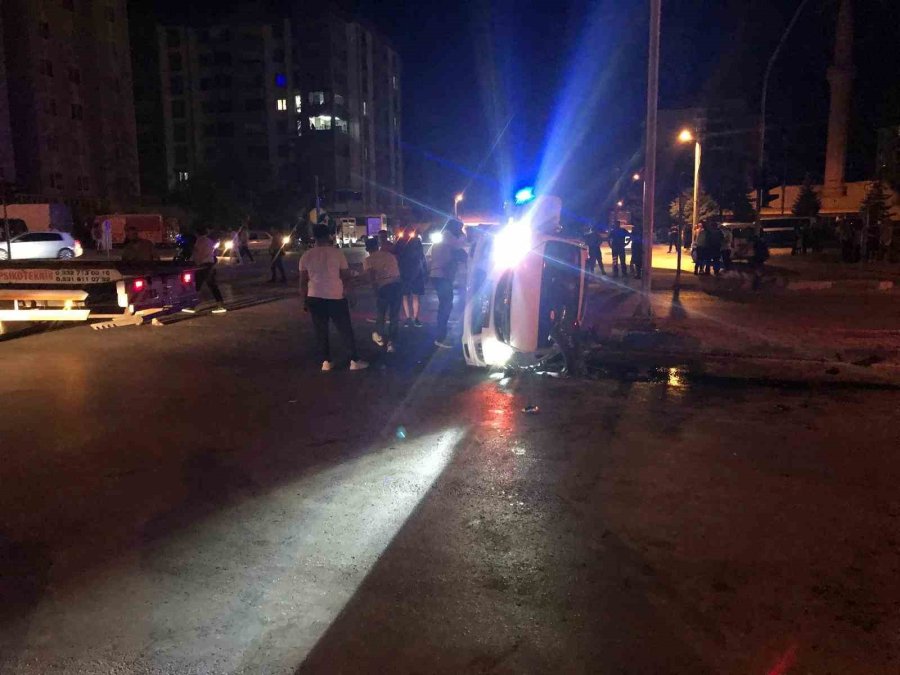 Otomobiller Kavşakta Çarpıştı: 2 Yaralı