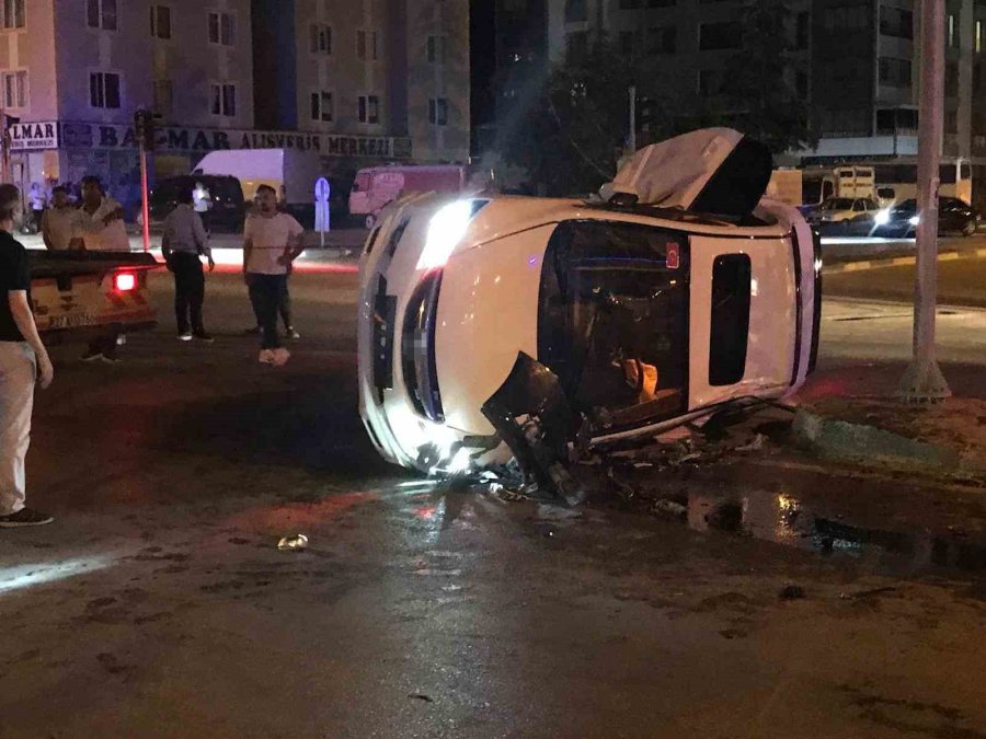 Otomobiller Kavşakta Çarpıştı: 2 Yaralı