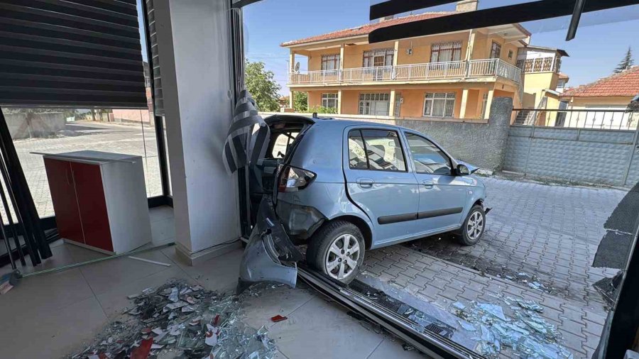Kontrolden Çıkan Otomobil Araçlara Ve İş Yerine Zarar Verdi