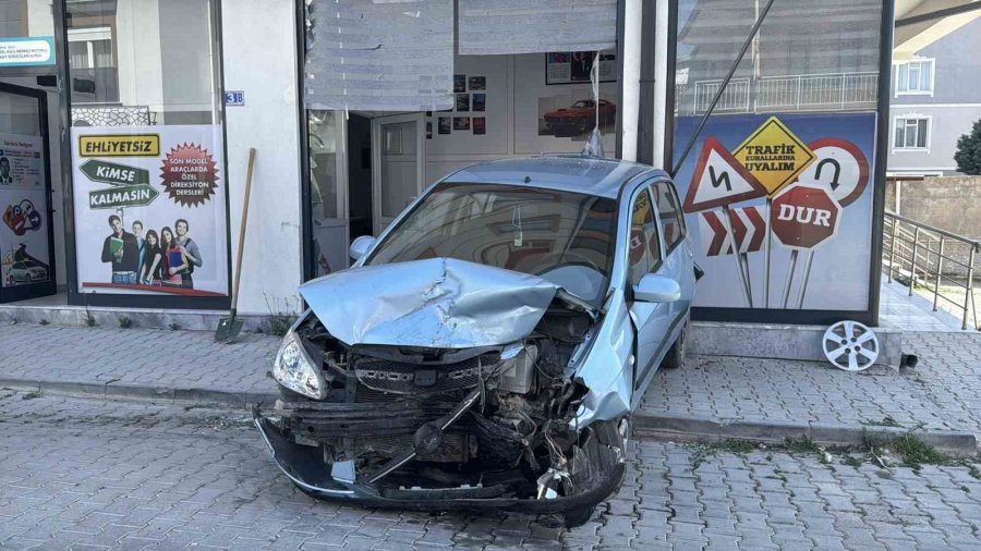 Kontrolden Çıkan Otomobil Araçlara Ve İş Yerine Zarar Verdi