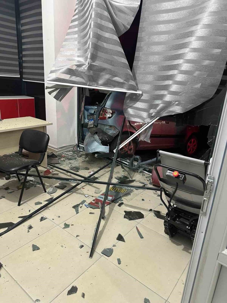 Kontrolden Çıkan Otomobil Araçlara Ve İş Yerine Zarar Verdi